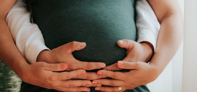 Parents face aux nausées de grossesse : le rôle essentiel du soutien familial