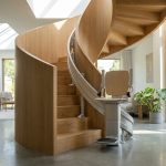Monte-escalier moderne sur un escalier tournant, maison lumineuse