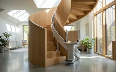 Monte-escalier moderne sur un escalier tournant, maison lumineuse