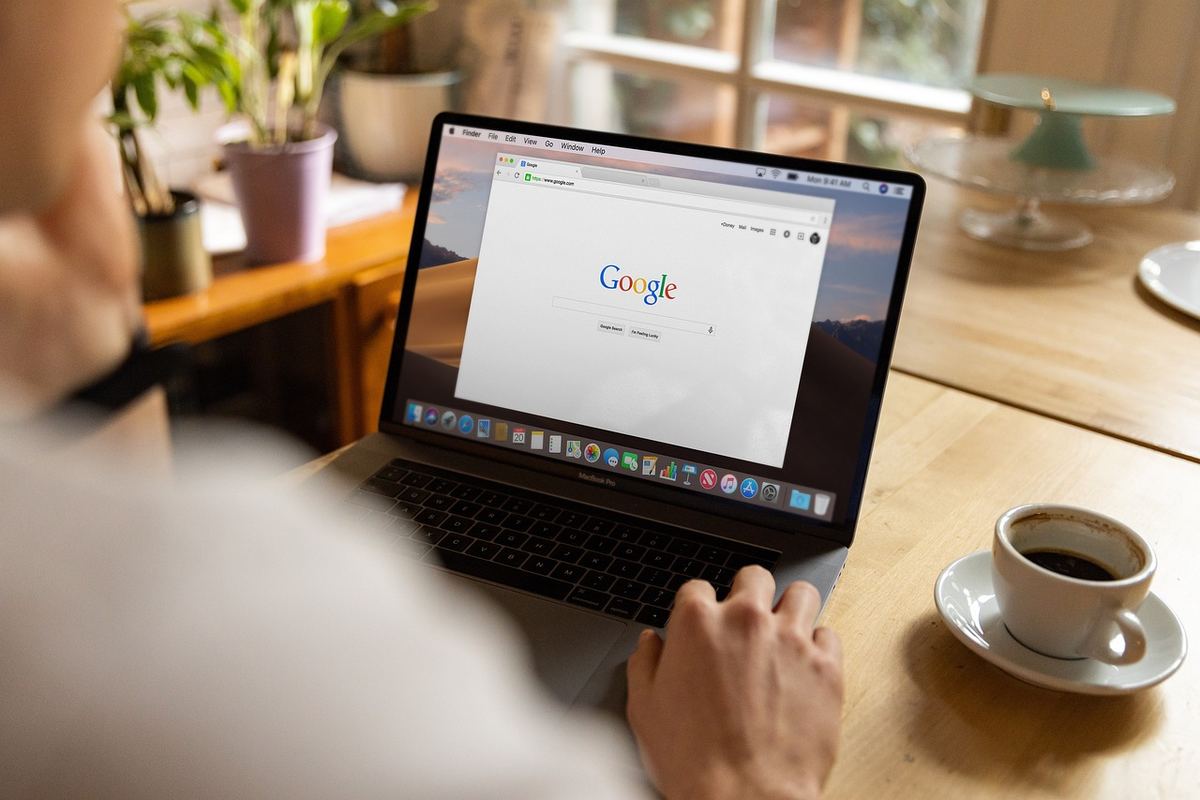 Un homme travaille sur un ordinateur portable dans un café Un homme travaille sur un ordinateur portable dans un café