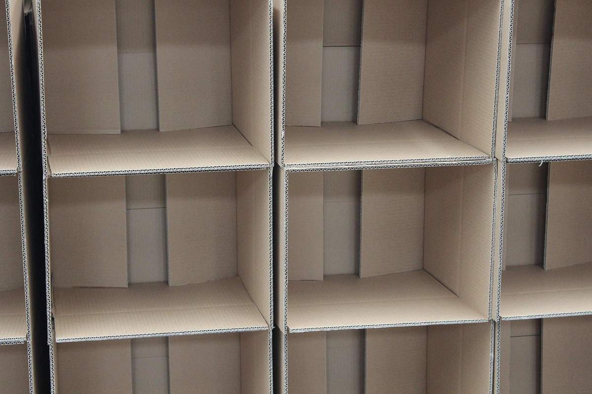 Grilles de rangement en carton vides, espace intérieur Grilles de rangement en carton vides, espace intérieur